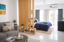 Near Airport: Nap & Fly Studio Apartment