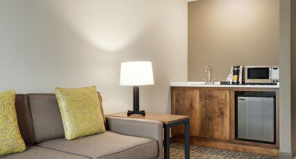 Hilton Garden Inn Dubuque Downtown Room Type - 1 KING 1 BDRM DELUXE SUITE