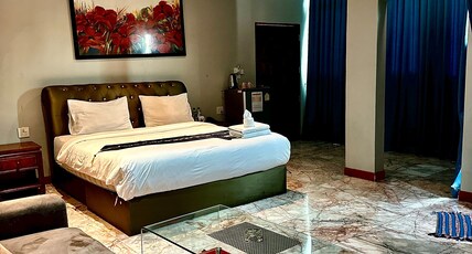 Hotel Koenig Mansion Room Type - VIP Room with Balcony and Bathtub