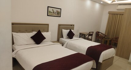 NORTH FORT REGENCY Room Type - Family Room with 1 Double Bed and 1 Single Bed