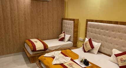 Hotel Red Huts Continental Room Type - Deluxe Room with Bathtub