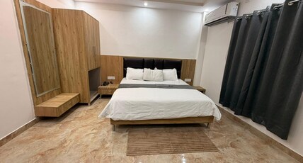 BHANUDEY INN Room Type - Deluxe King Room