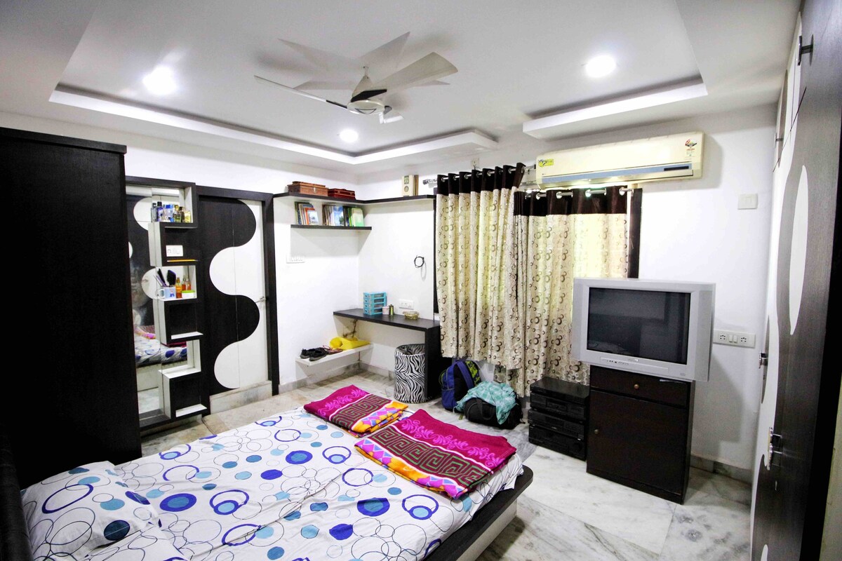 3 BHK 3000 sft fully furnished flat in Basheerbagh - Tap to explore photos