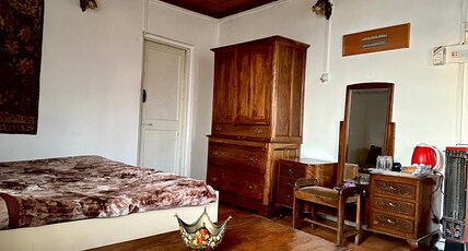 Mountview Heritage Villa (Nearby Dal Lake) Room Type - Premium Room with Hot and Cold AC (Lake View) Mountview Heritage Villa (Nearby Dal Lake) Room Type - Premium Room with Hot and Cold AC (Lake View)