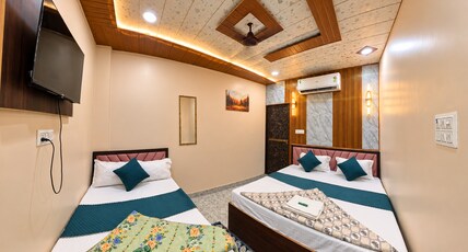 Shiv Baba Paying Guest House Room Type - Family Room