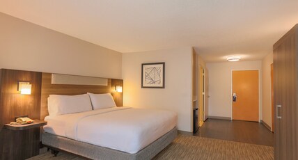 Holiday Inn Express Hotel & Suites Raleigh North - Wake Forest Room Type - 1 King Standard Access Tub