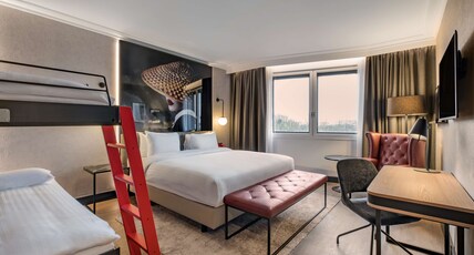 Radisson RED Hotel London Heathrow Room Type - Family Room - Bunk Beds