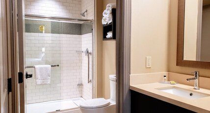 Staybridge Suites BALTIMORE - INNER HARBOR, an IHG hotel Room Type - 1 Queen Studio Suite