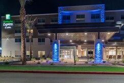 Holiday Inn Express and Suites Lake Havasu London Bridge