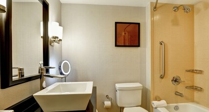 DoubleTree by Hilton Hotel Baton Rouge Room Type - 2QUEENS 1BEDRM STE NONSMOK