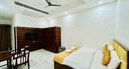 THE ROYAL HEIGHT Room Type - Deluxe Room with City View