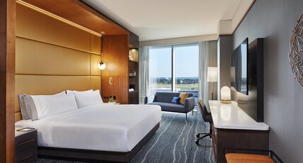 InterContinental Minneapolis - St. Paul Airport Room Type - 1 King Classic Mobility Accessible Transfer Shower InterContinental Minneapolis - St. Paul Airport Room Type - 1 King Classic Mobility Accessible Transfer Shower
