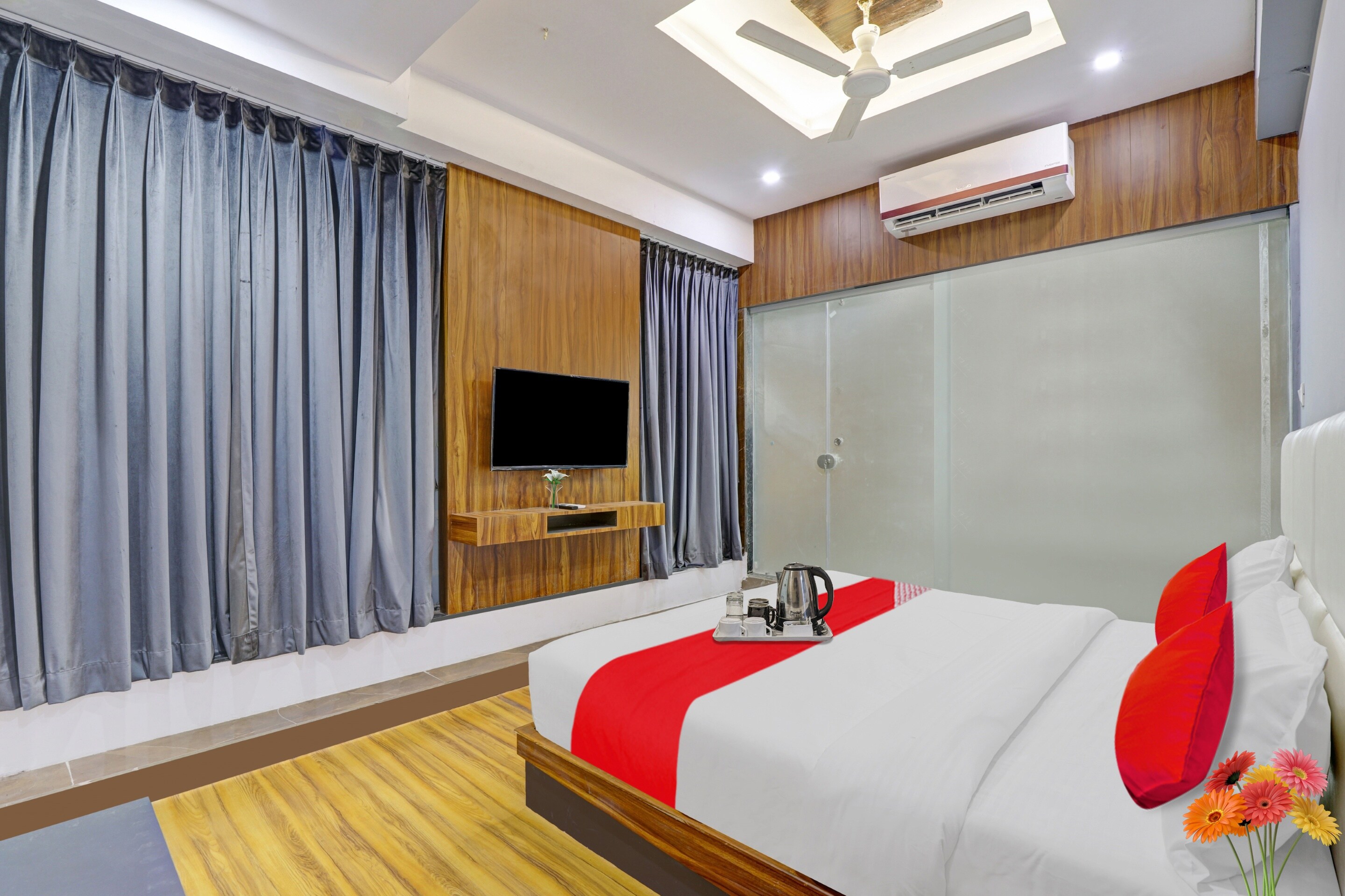 Flagship Hotel Max - Tap to explore photos