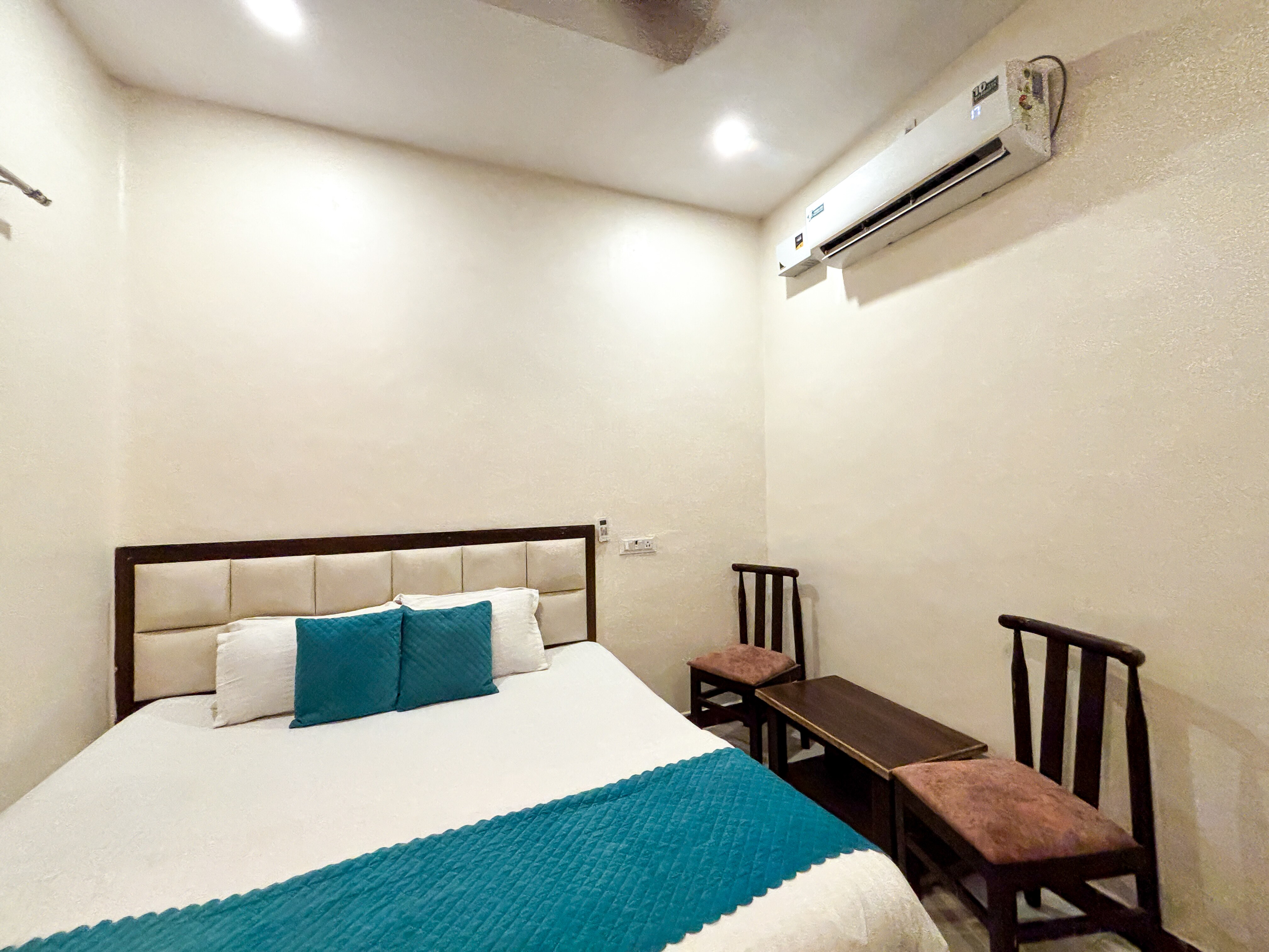 Hotel Diamond Palace - Tap to explore photos