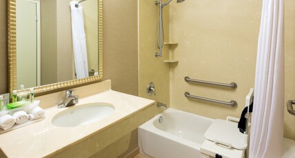 Holiday Inn Express GRANTS PASS Room Type - 1 King Bed Standard Comm Accessible Tub
