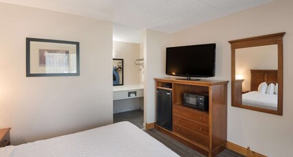 Best Western Inn Room Type - 1 Double Bed, Non-Smoking, Pet Friendly Room, High Speed Internet Access, Microwave And Refrigerator Best Western Inn Room Type - 1 Double Bed, Non-Smoking, Pet Friendly Room, High Speed Internet Access, Microwave And Refrigerator