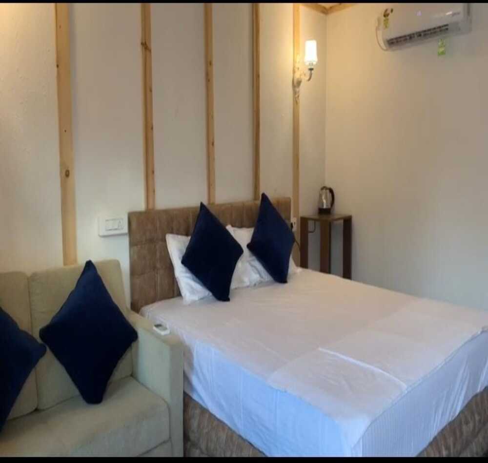 River Deck Cottage - Tap to explore photos