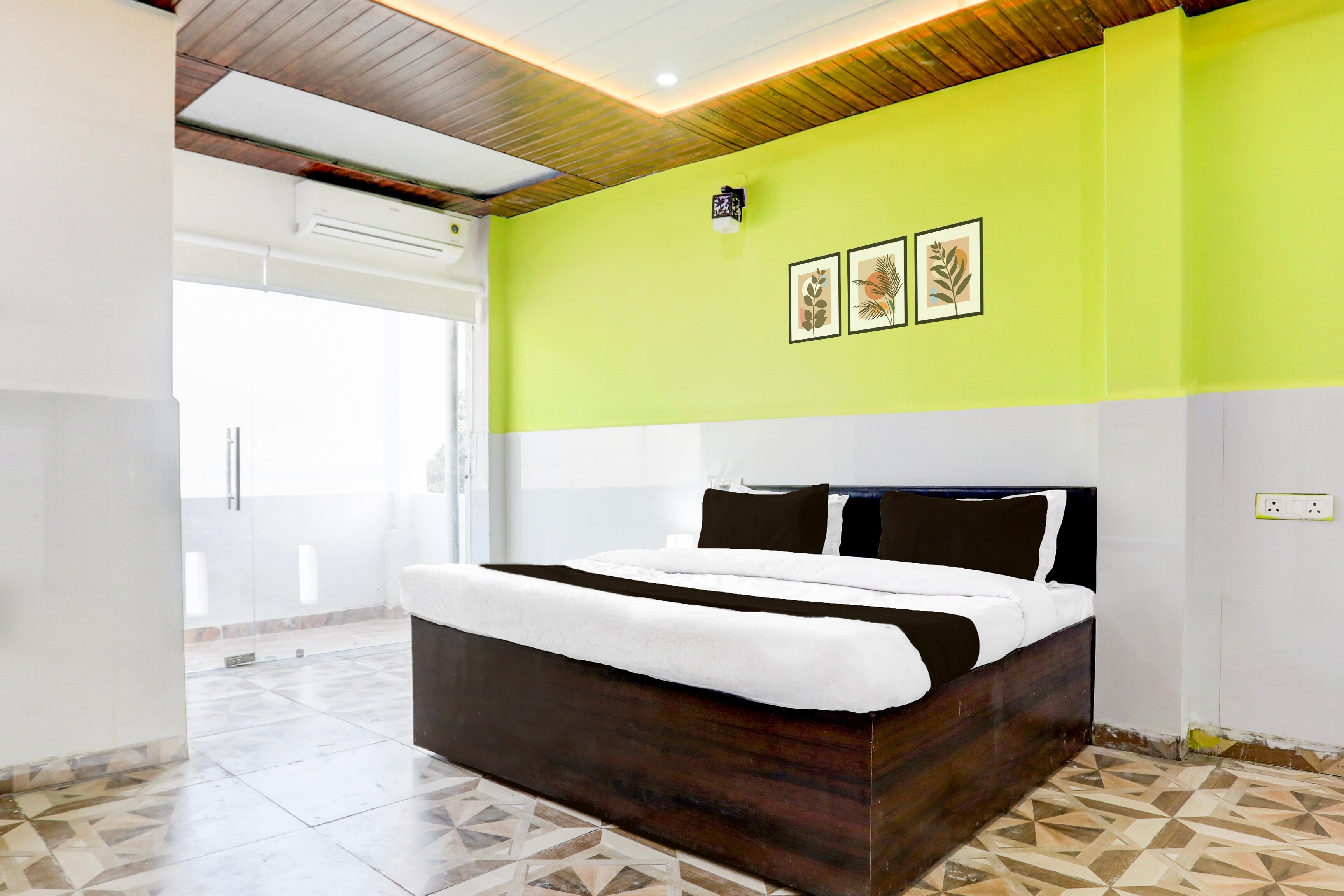 Hotel O Saanvi Residency Inn a Ganga View - Tap to explore photos
