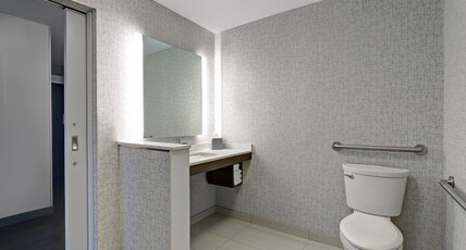 Holiday Inn Express Kingston West Room Type - 2 Queen Beds Standard Mobil Access Tub