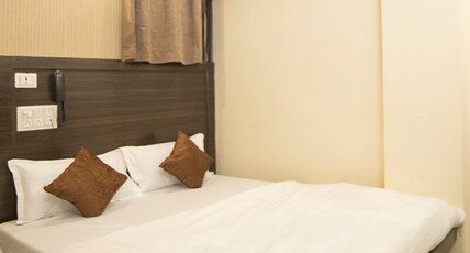 Hotel Siddharth 5 mins from NDLS Railway Station Room Type - Deluxe Double Room