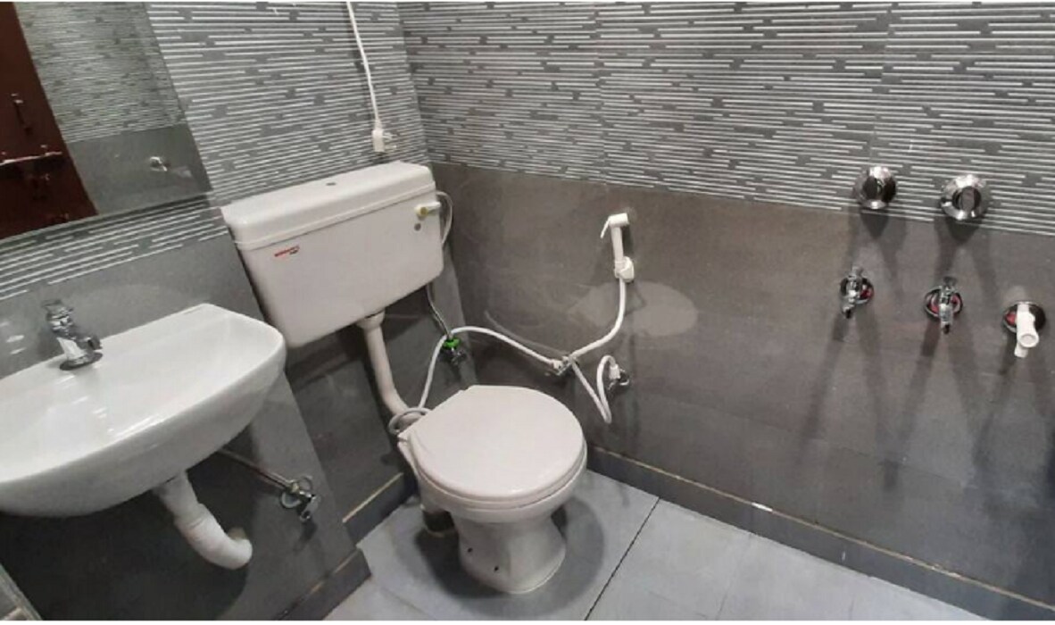 Couples Favourite Luxury Flat in Posh Lajpat Nagar - Tap to explore photos