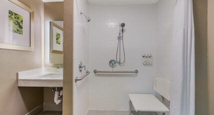 Staybridge Suites Chesapeake-Virginia Beach Room Type - 1 King 1 Bedroom Suite Comm Access Tub