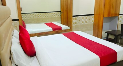 HOTEL VISHWADARSHAN LODGING AND BOARDING Room Type - DELUXE ROOM