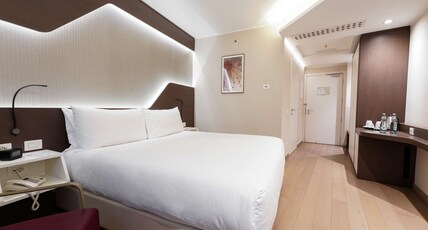 DoubleTree by Hilton Hotel Yerevan City Centre Room Type - KING GUEST ROOM