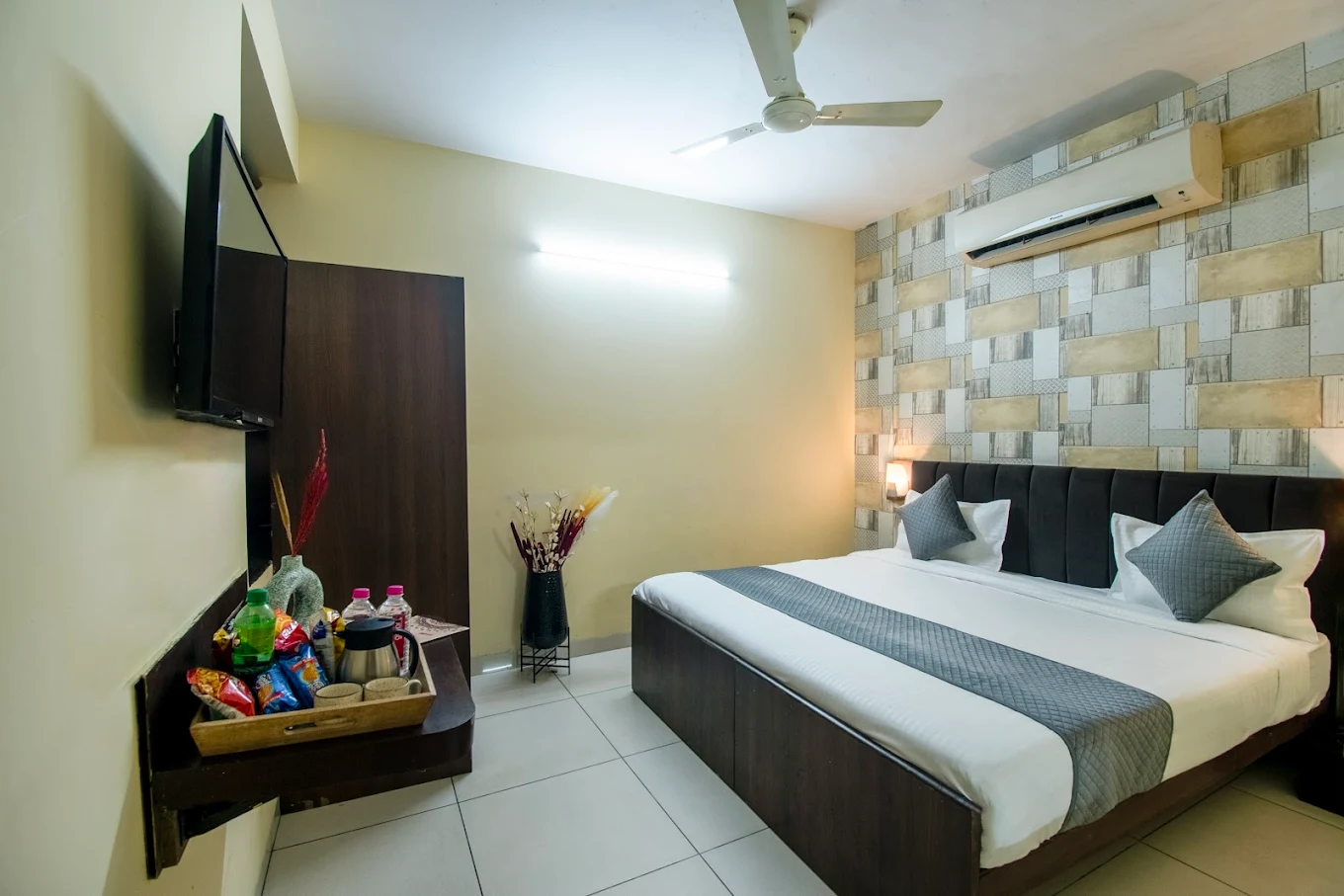 Hotel R K Palace - Tap to explore photos