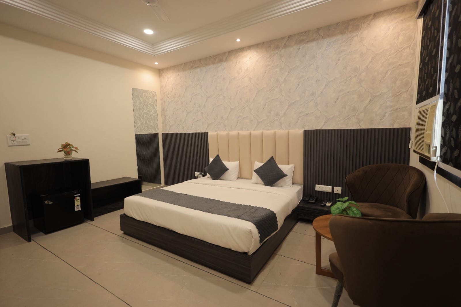 Hotel Cresta Inn - Tap to explore photos