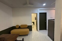 Calisto Stylish 2BHK near Bandra w wifi