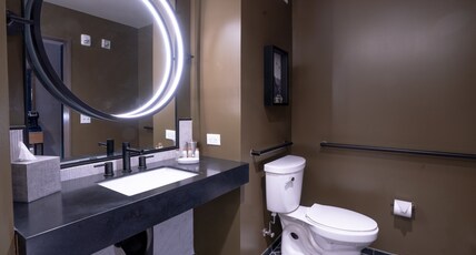 Hotel Indigo COLUMBUS AT RIVERFRONT PLACE Room Type - 2 Queen Beds Standard Mobil Access Tub
