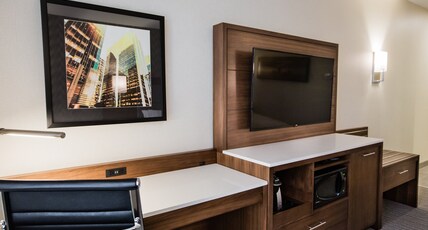 Holiday Inn & Suites Calgary South - Conference Ctr Room Type - 1 King Bed Standard Sofa Bed Holiday Inn & Suites Calgary South - Conference Ctr Room Type - 1 King Bed Standard Sofa Bed