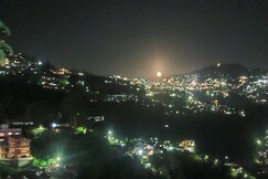 Solo Home Homestay | Room & Kitchen