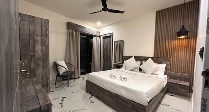 Smol Door Room Type - Smol Room with Queen Bed and Balcony