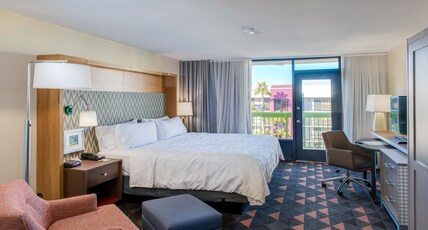 Holiday Inn Hotel & Suites Phoenix - Mesa / Chandler Room Type - 1 King Premium Pool View Balcony
