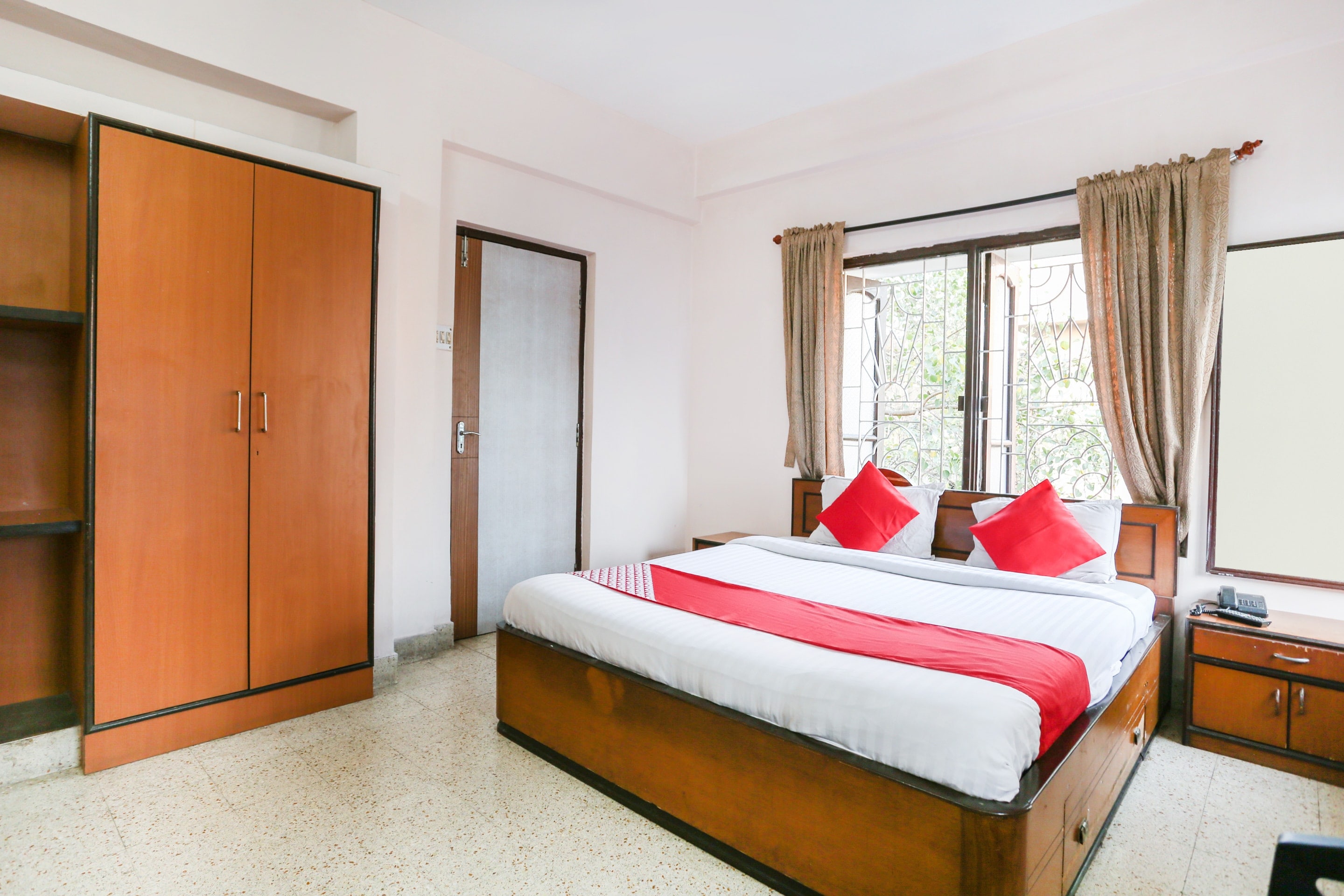 Super Hotel O New Metro Guest House near South City Mall, Lake Gardens - Tap to explore photos