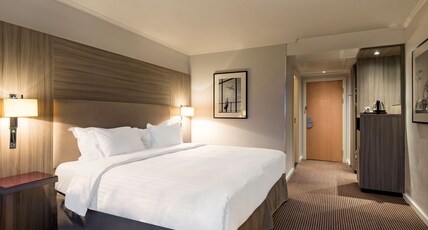 Radisson Blu Hotel Manchester, Airport Room Type - Superior Room - Runway View