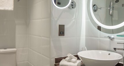 Doubletree by Hilton Bath Room Type - TWO DBL BED SUPER RM  SOFA