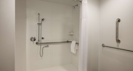 Hampton Inn by Hilton Kernersville Room Type - 1KG MOB HEAR ACC RI-SHW NS