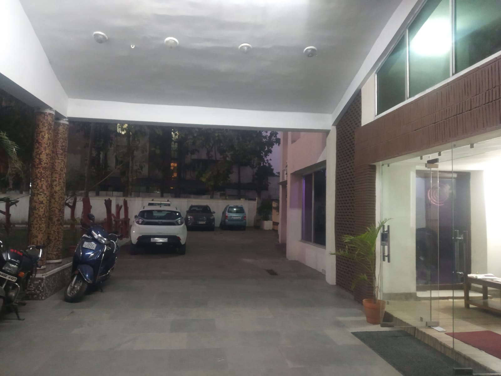 Arihant Palace Hotel - Tap to explore photos