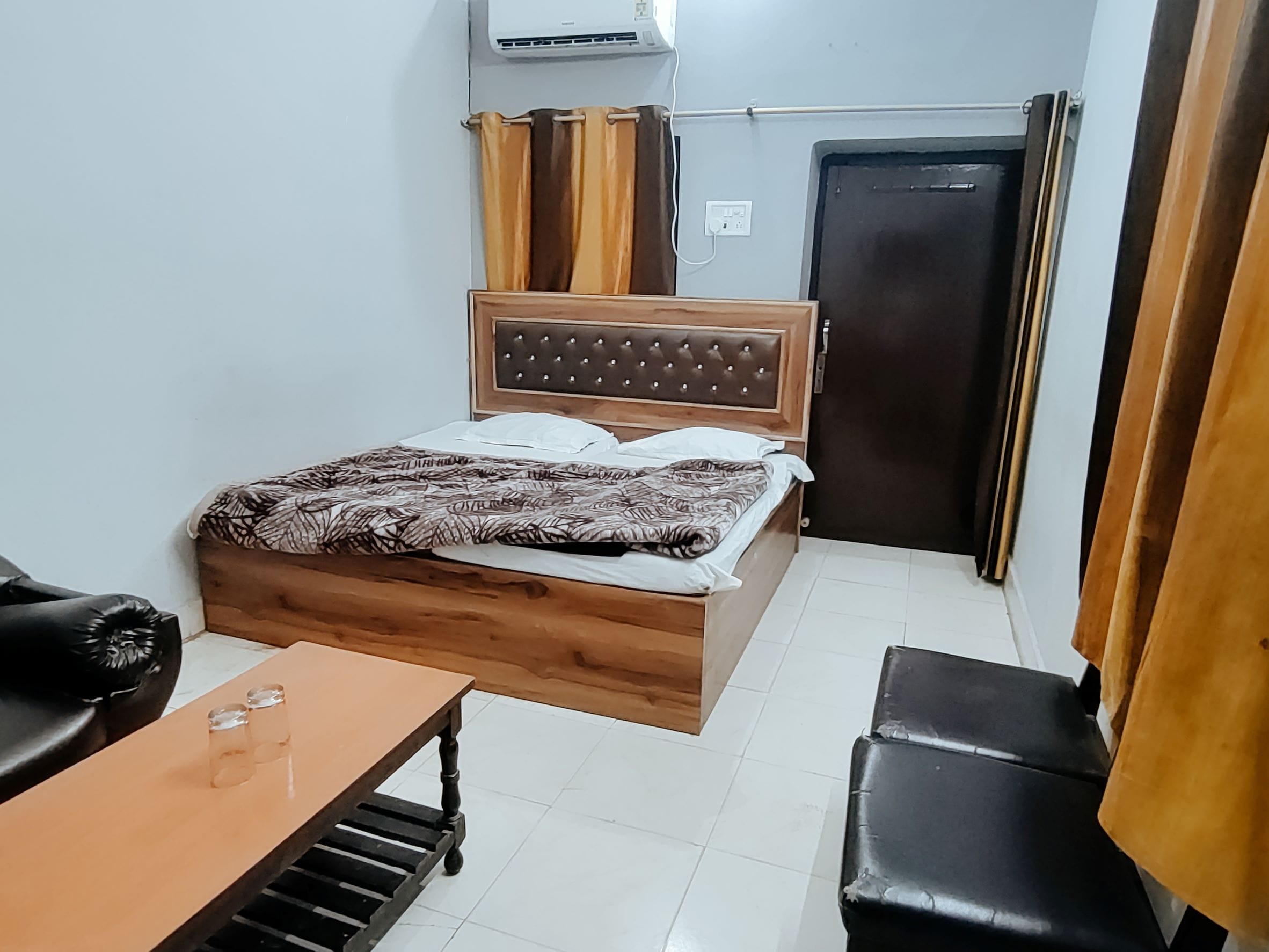 PALACE HOTEL - Tap to explore photos