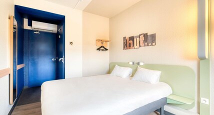 ibis budget Versailles Trappes Room Type - DOUBLE - Room with a large bed for 2 people