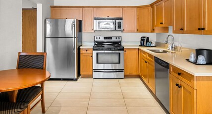 BEST WESTERN PLUS LANGLEY INN Room Type - Suite-2 Queen Beds, Non-Smoking, Sofabed, 2 Flat Screen Tvs, Separate Living Area, Full Kitchen, Wi-