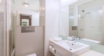 Best Western Plus Launceston Room Type - 1 King 1 Single, Non-Smoking, Superior Room, Free Wi-Fi, Lcd, Air-Conditioned