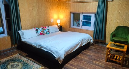 Wahab's INN Room Type - Deluxe King Bed Room with Garden | Mountain View