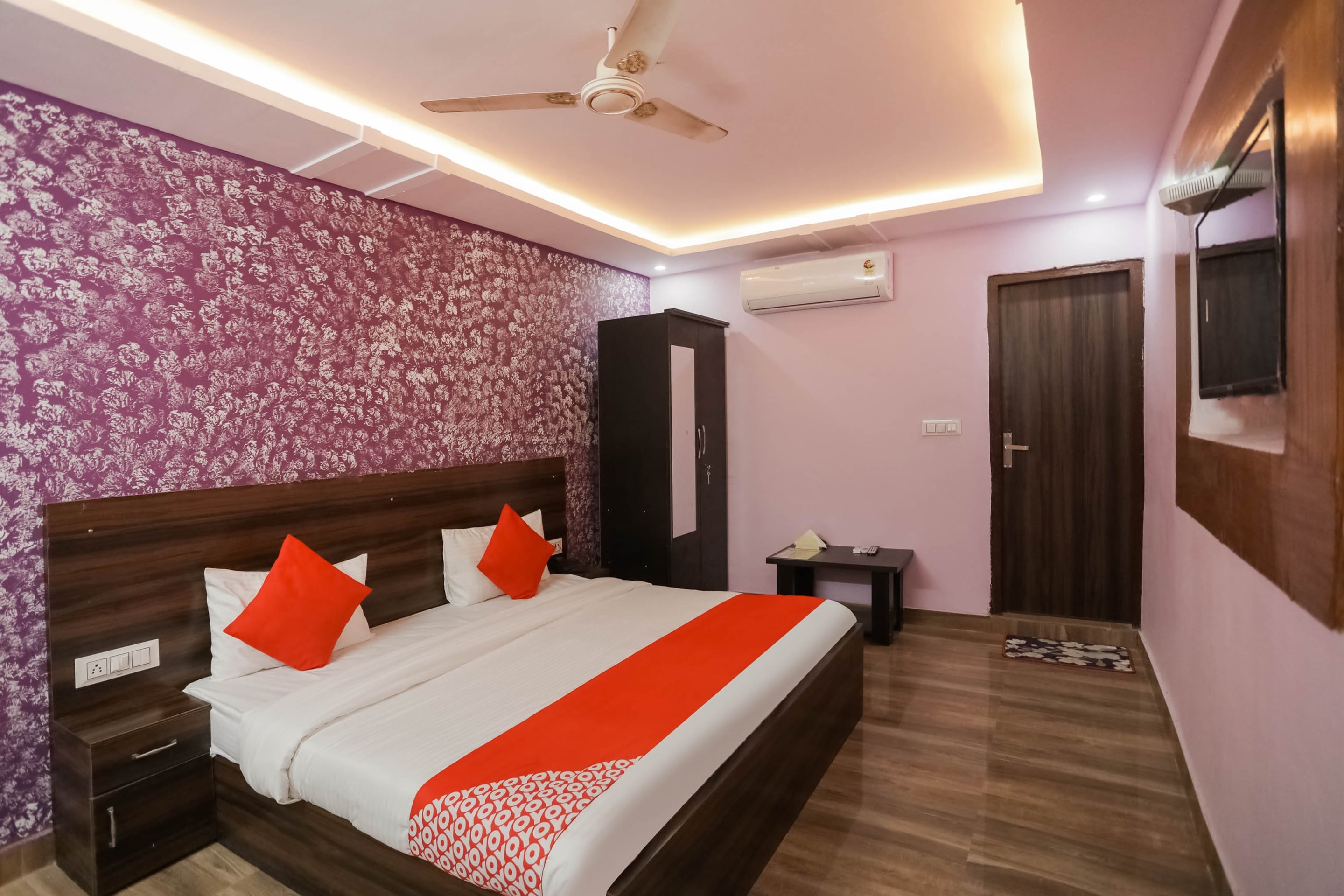 Hotel O Red Velvet Rooms & Banquet - Tap to explore photos