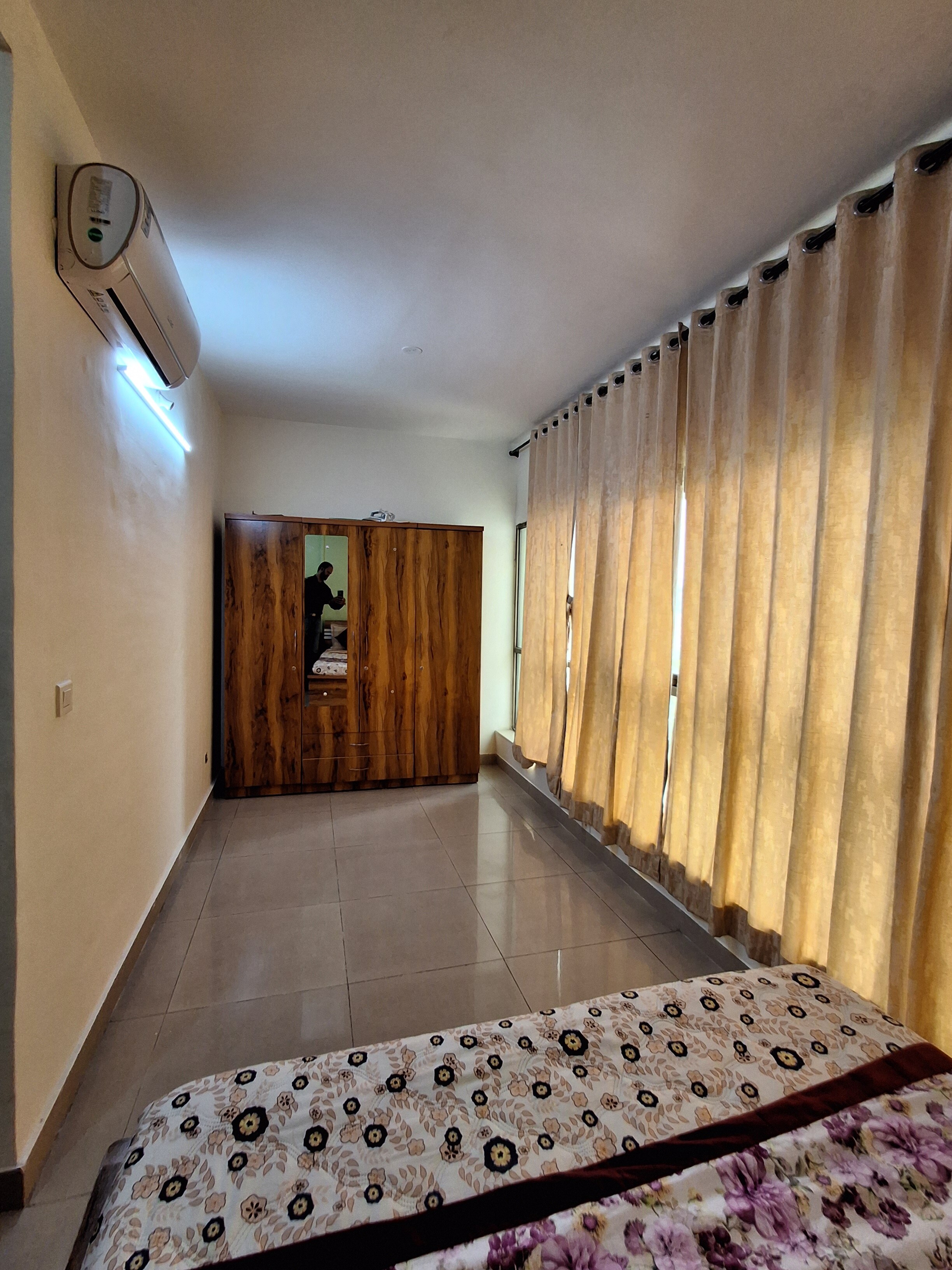 1BHK Entre Apart In Blue Ridge - Tap to explore photos