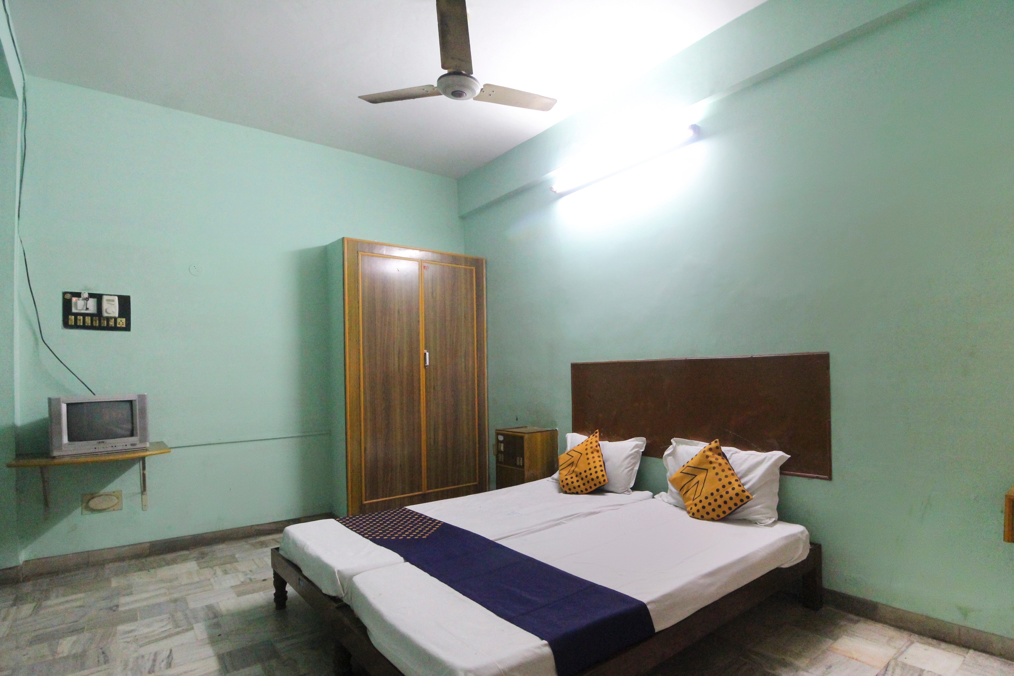 Hotel O Maruthi - Tap to explore photos