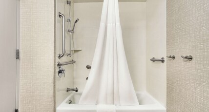 Hampton Inn by Hilton Milwaukee/Brookfield Room Type - 1 KING ACCESS TUB NONSMOK